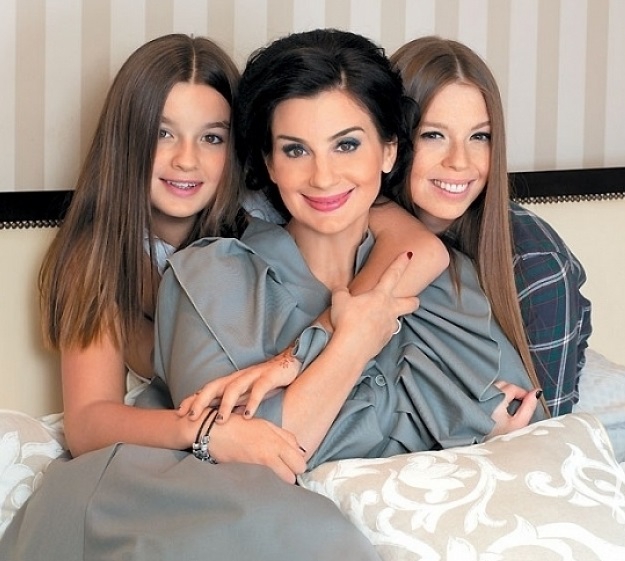 Екатерина Стриженова с дочками Анастасией и Александрой
