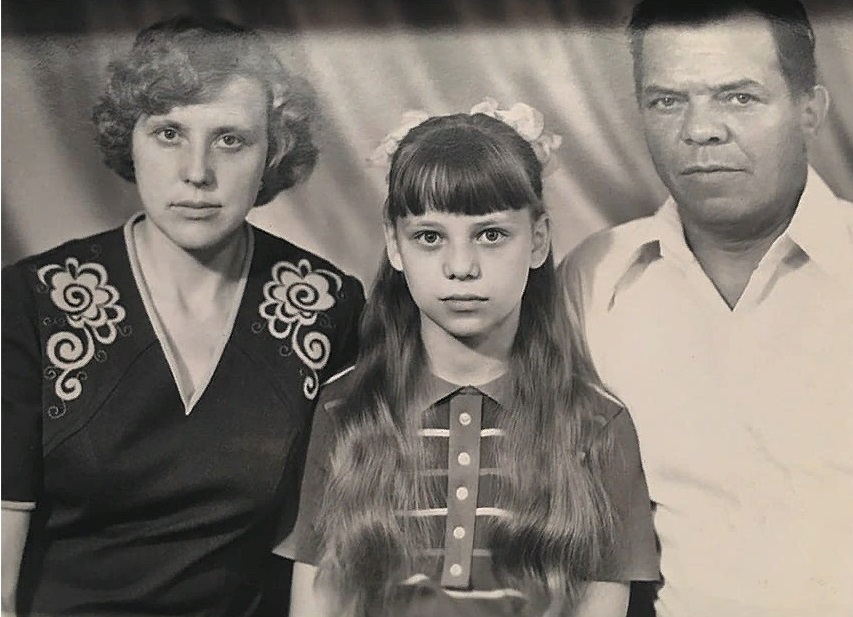 Такой была Ирина Салтыкова в детстве (на фото она с родителями)