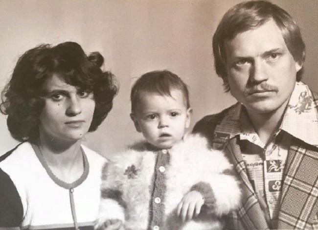 Такой была Люба Толкалина в детстве: фото с родителями