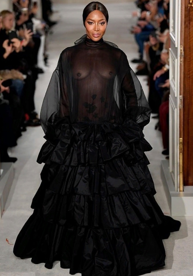 Наоми Кэмпбелл в прозрачном платье от Valentino (2019 год)