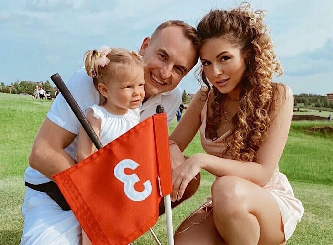 Анна Шурочкина (Нюша) с мужем и дочерью