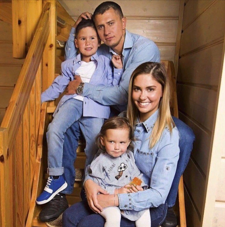 Отличный семьянин: на фото Павел Прилучный с женой и детьми