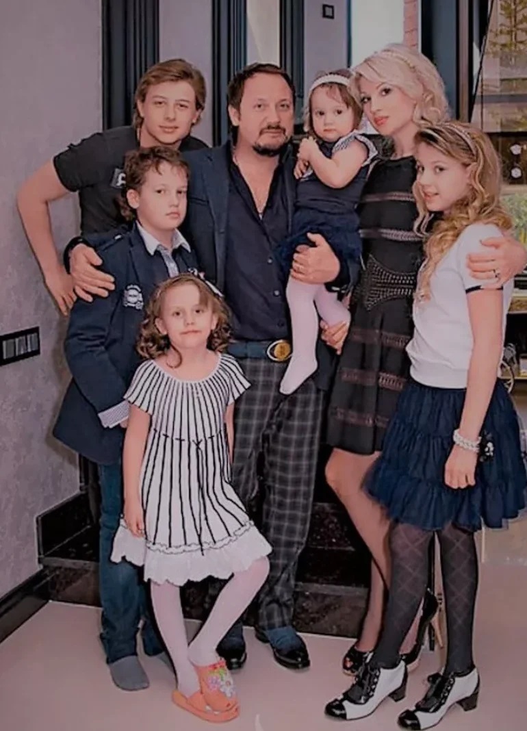 Певец – многодетный отец. На фото Стас Михайлов с женой Инной и детьми от разных браков