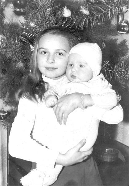  Такой была Таня Овсиенко в детстве (на фото она с младшей сестрой Викторией)
