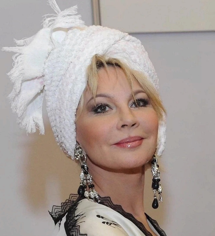 Татьяна Веденеева прекрасна даже с тюрбаном из полотенца на голове