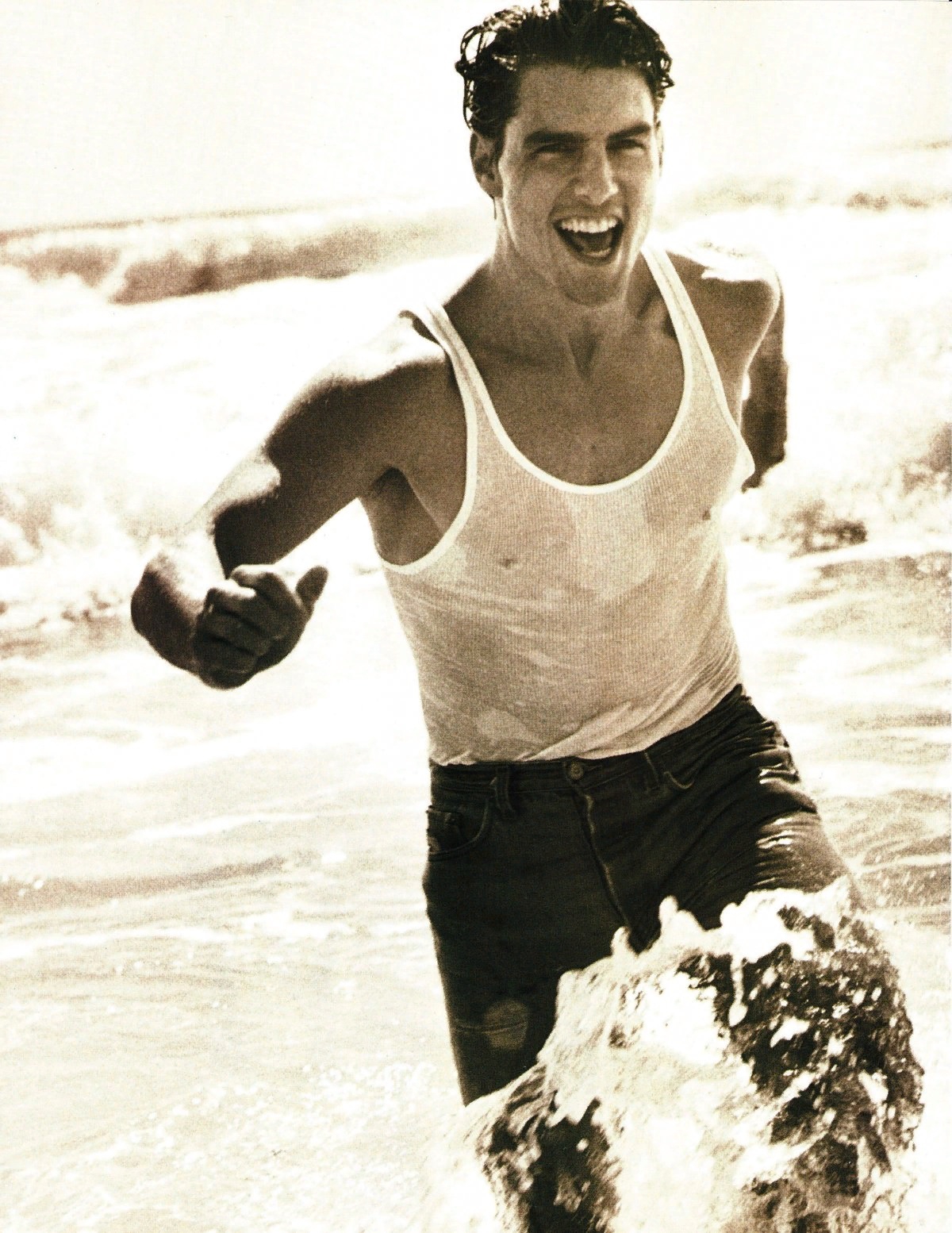 Том Круз на пляже в молодости