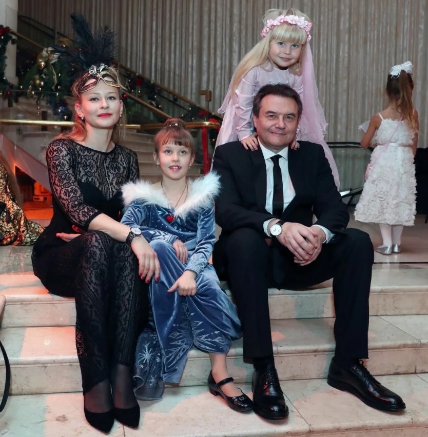 На фото Юлия Пересильд с Алексеем Учителем и дочками