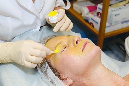 Нанесение ретиноевого пилинга на кожу лица