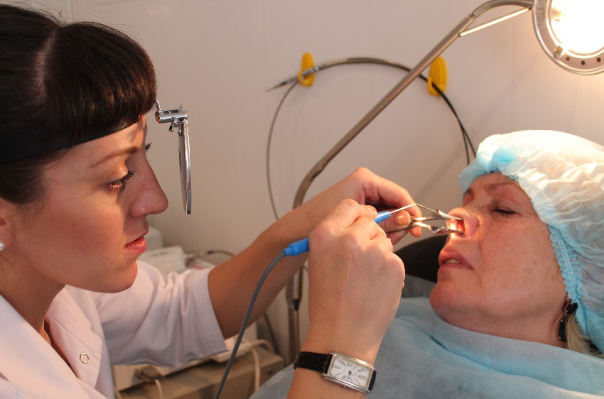Врач обнаруживает искривления перегородки носа во время осмотра пациента